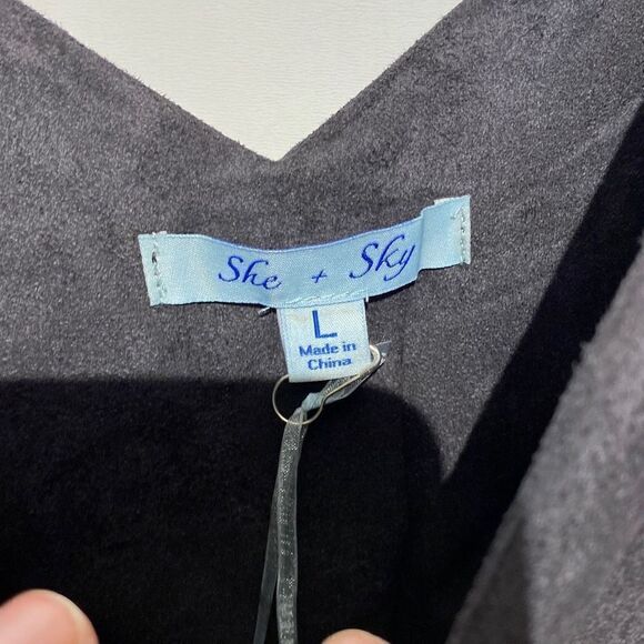 She + Sky Women's V-Neck Ruffled Cape Velvet Top Black Size L New With Tags - Picture 8 of 10